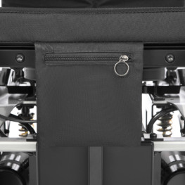 Удобный карман на молнии под сиденьем
